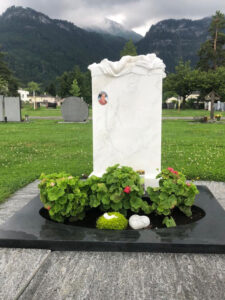 Monumento realizzato in Austria in bianco cristal e nero assoluto